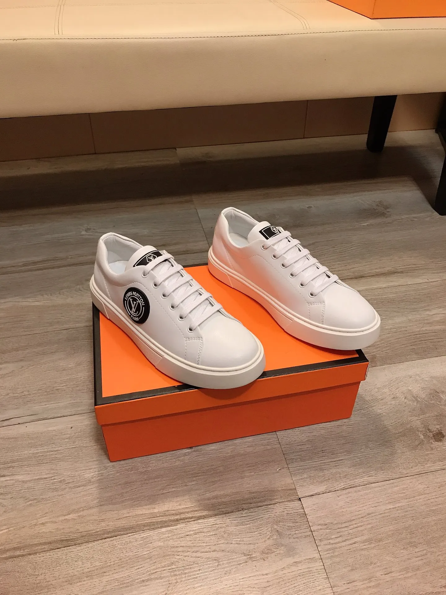 Factory price P360 👟👟💥【LV Louis Vuitton】The latest trendy casual shoes for men, made of imported cowhide with brand logo, genuine leather lining, rubber outsole that is wear-resistant and non-slip, high-level version, perfect on-foot effect, and exquisite workmanship. Code number: 38-44